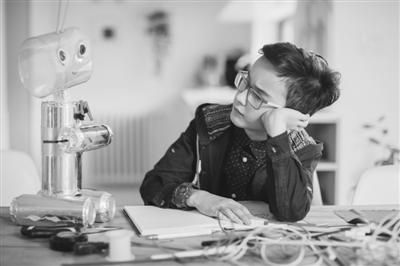 [人工智能]拒绝简单“拼盘化” AI人才培养探索深度融合新模式