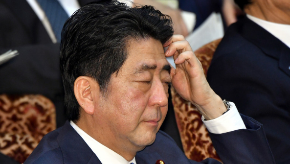 因森友学园丑闻显得疲惫不堪的日本首相安倍晋三