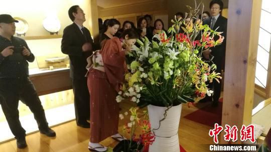 图为新潟物产展上，日本花艺师现场进行的插花表演。　杨拓 摄