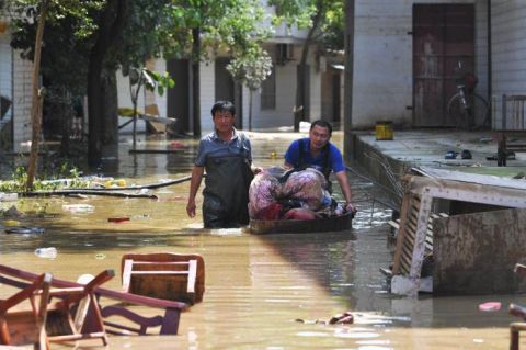 洪水|图记｜固镇镇遭遇洪水的6天6夜后居民返回清理家园