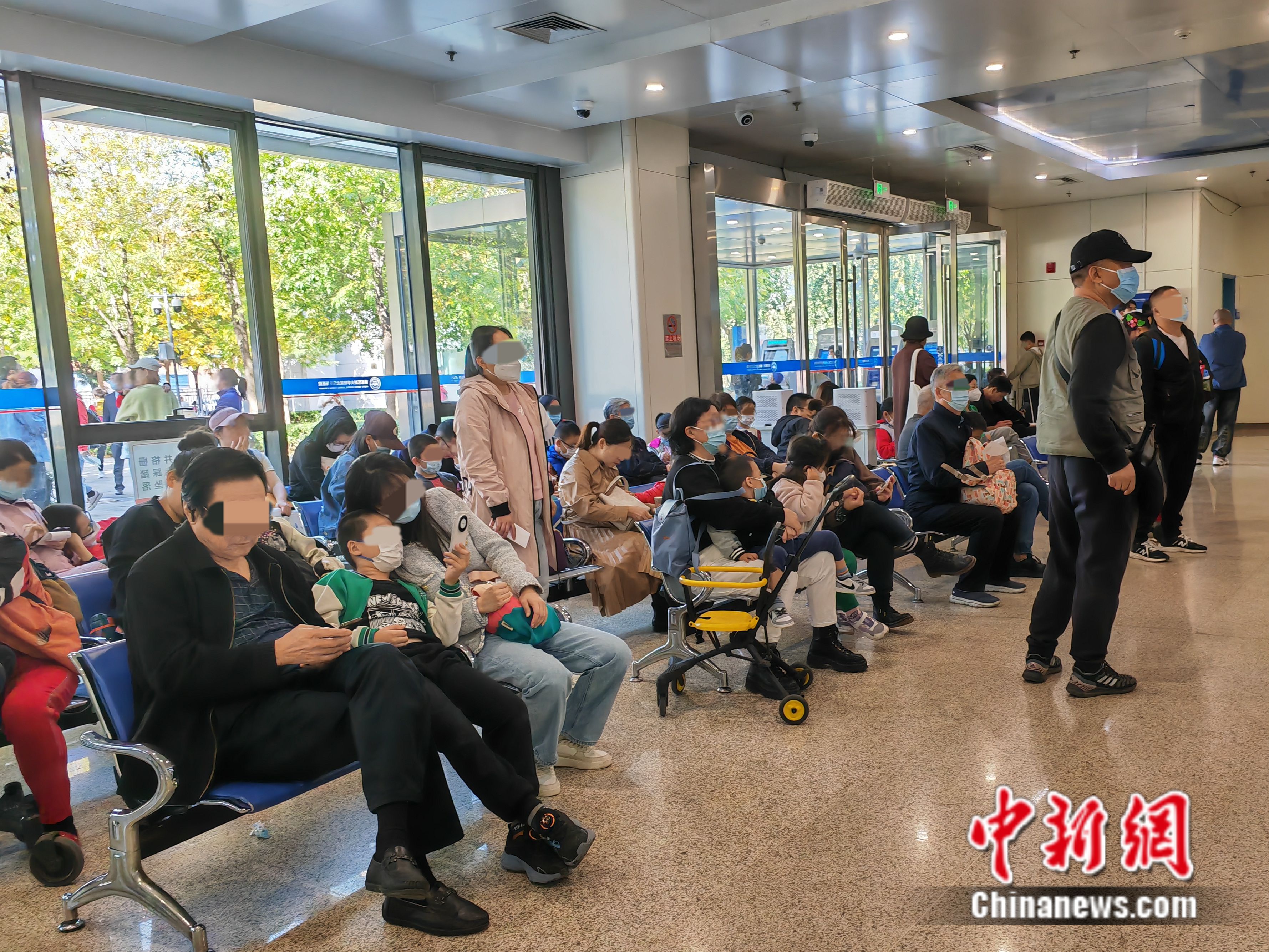 10月26日上午，北京天坛医院儿科门诊等候区。受访者供图