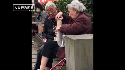 |100岁奶奶贴脸陪伴98岁爷爷，网友：等我老了也想这样