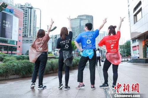 资料图：2019年6月， 青年志愿者们在上海参加“环保跑拾活动”，身体力行宣传垃圾分类知识。　申海 摄