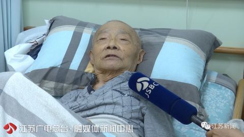 谢晓莉30多年前，父亲没放弃失聪的他！30多年后，他整日守在父亲的病榻前…