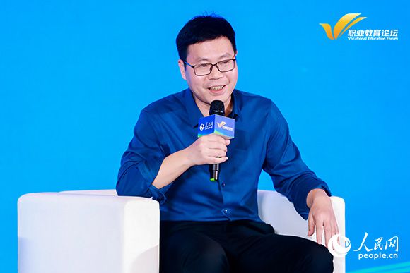 江西旅游商贸职业学院党委书记吴小平出席圆桌论坛并发言。