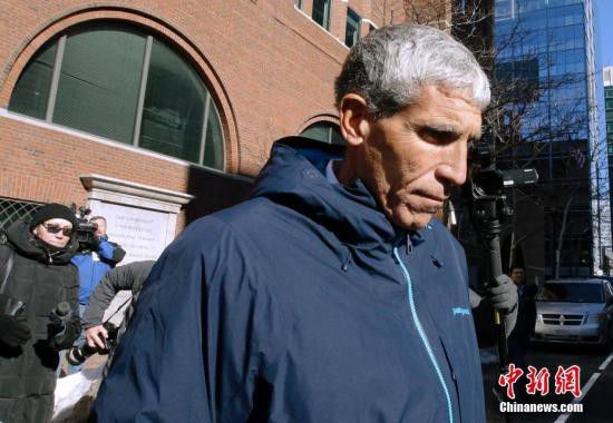 「」名校贿赂风波再起 美加州母亲贿赂名校官员替儿子上课