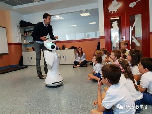 新同学：中国机器人走进西班牙课堂 与小学生做朋友
