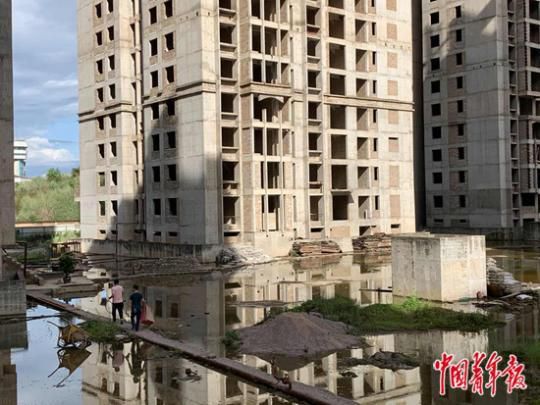 烂尾楼|他们住在烂尾楼：做饭用的水都要向周遭社区居民借