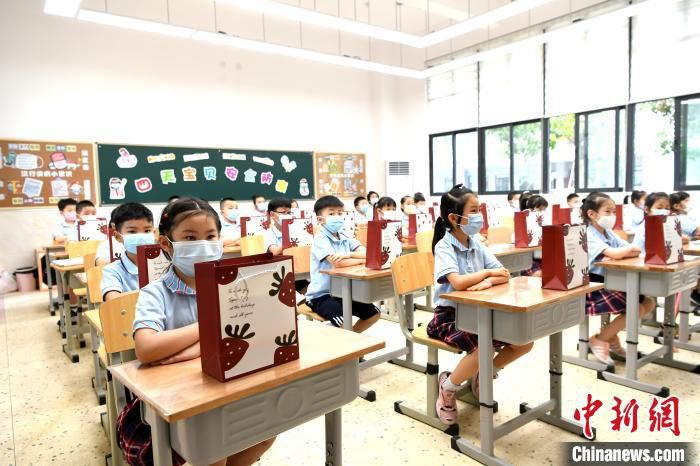 开学直击成都小学低年级开学：多举措防疫 首课致敬“逆行者”