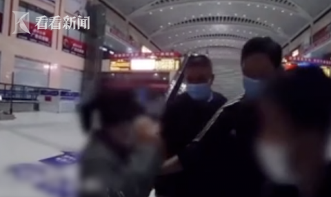 |13岁男孩负气出走 铁警猛灌“鸡汤”助母子和好