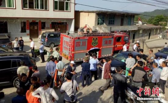 地震发生后消防、政府相关部门救援人员迅速赶到震区开展工作。 钟欣 摄