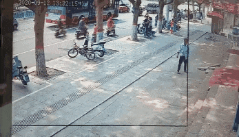 法制|男子挥刀追砍女孩，一个身影冲了上去！