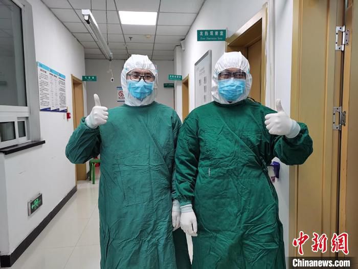 发热门诊的两名男护士 吉林市中心医院供图 摄