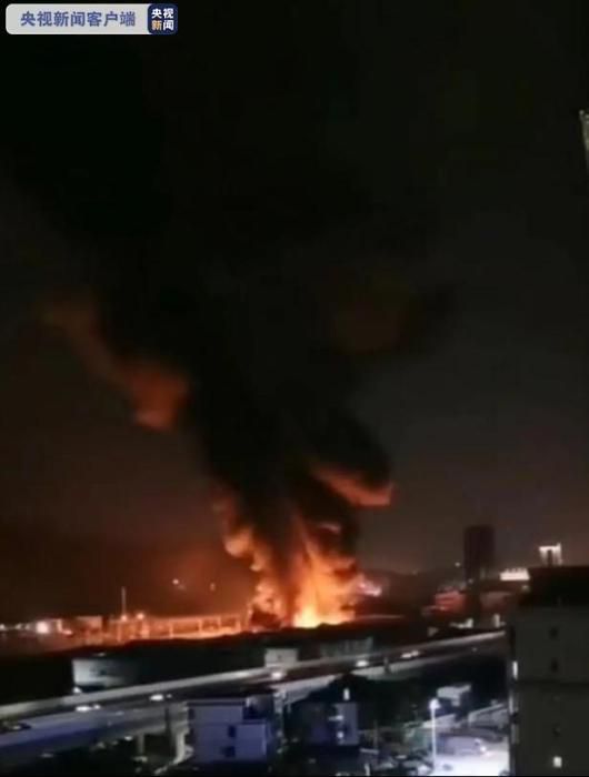 厂房福建福州一厂房发生大火浓烟滚滚 70余名消防员救援