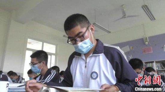 高考高考倒计时50天：新疆学子笔记本变绘画本 温故更有兴趣