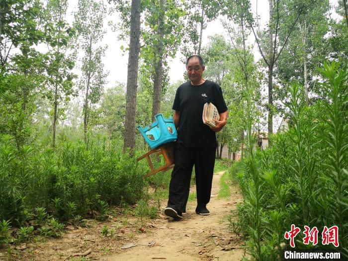 高考|古稀老人“五战”高考：今年过线就上 收笔入“鞘”