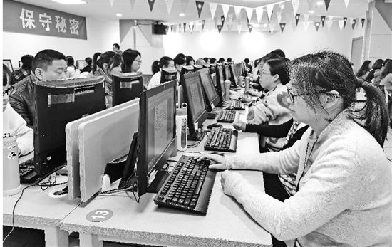 学考■浙江首次学考和选考分卷考试评卷正在进行