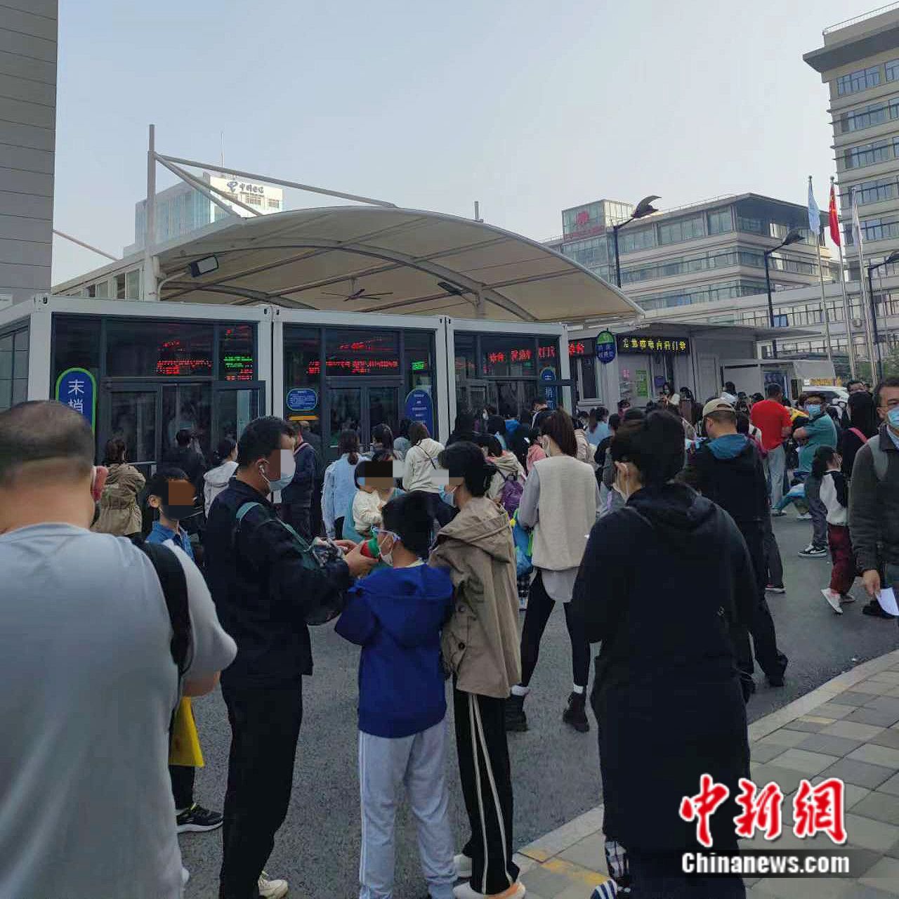 10月24日下午，北京儿童医院末梢采血窗口外排起了长队。受访者供图