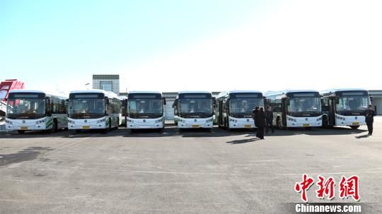 目前四平市已有逾80台新能源公交车上线运营，占公交车总量近三成。　郭佳 摄