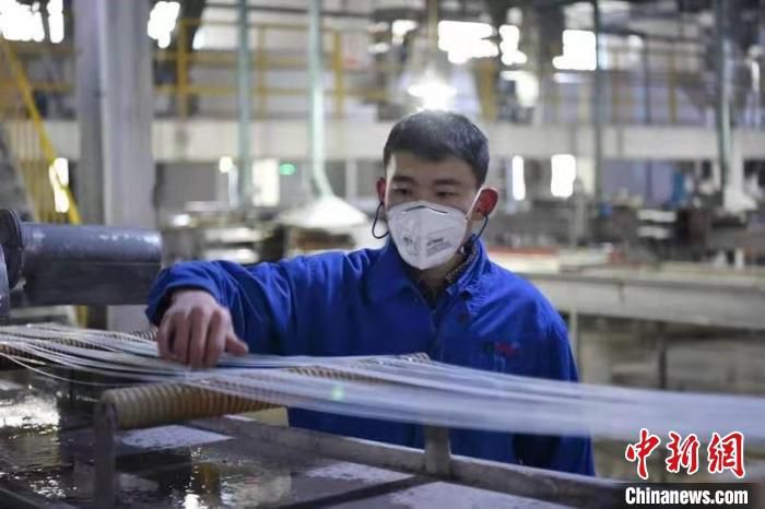 资料图：企业复工复产，加班加点生产防疫物资。　沙见龙 摄