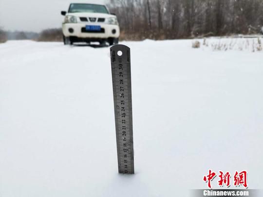 吉林长白山气象局开展增雪作业，降雪量级达中到大雪。长白山气象局供图
