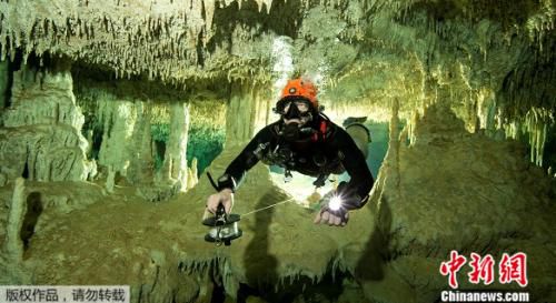 资料图：在图卢姆的海滩度假胜地附近，该团队发现长263公里的、名为Sac Actun的水下洞穴系统，与长83公里、名为Dos Ojos的水下洞穴是相连通的。