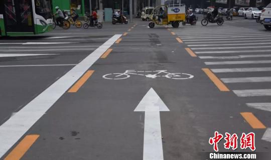 图为石家庄增添的一道标有自行车通行的专用通道。 警方供图