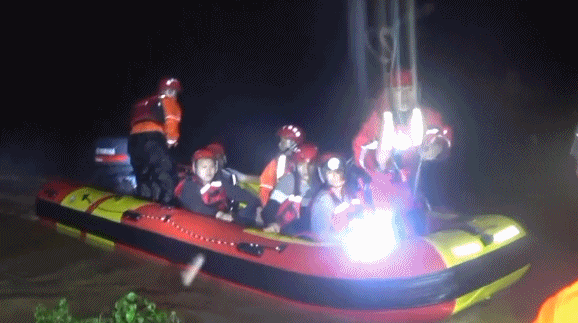 『橡皮艇』广西贺州：3人被洪水围困 消防人员驾橡皮艇横渡救援