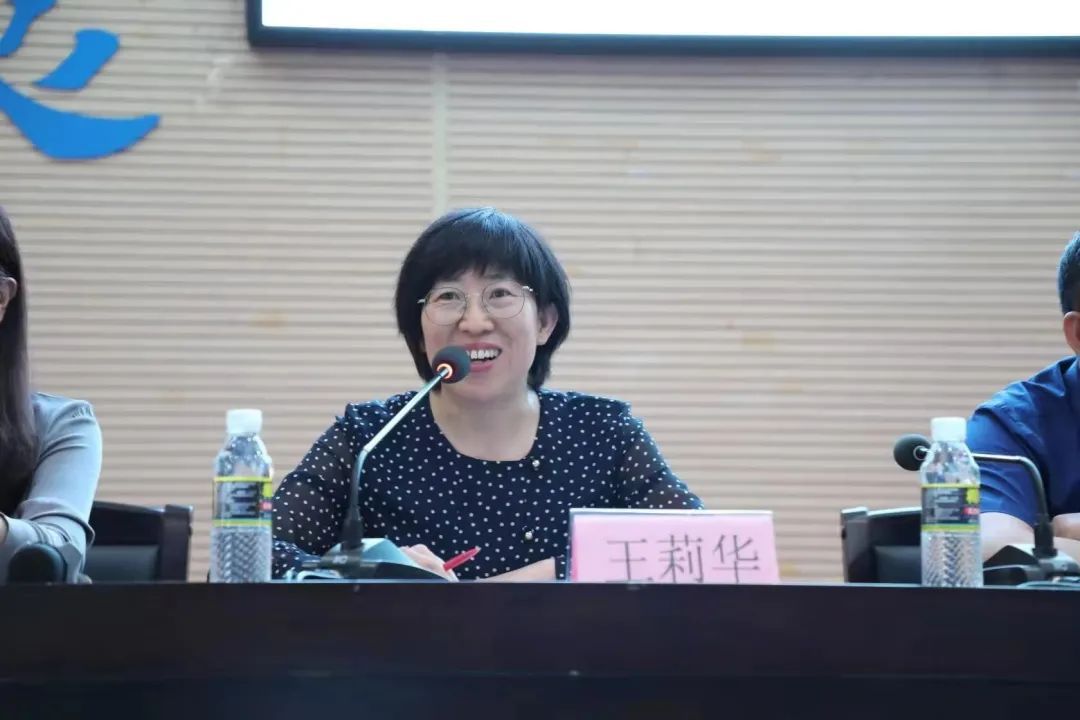 徐丽丽授牌仪式现场与会人员合影华中师范大学琼中附属中学前身为琼中