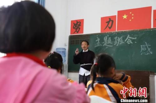 资料图：贵州省毕节市黔西县乡村小学学生在上课。　瞿宏伦 摄