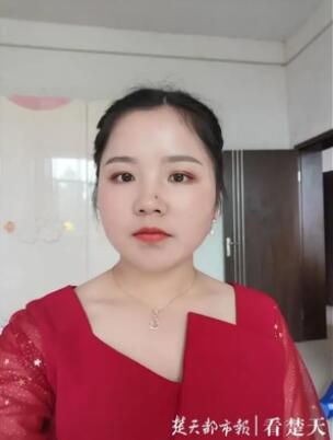 肖珊网课结束时，90后女老师电脑里传来鞭炮声…学生炸锅了