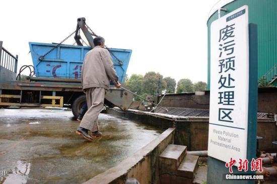 曾经是污染环境的猪粪，中温发酵后变成沼气，再经发电机变成电能并入国家电网，可供23000户家庭照明一年，废渣制成有机肥料，成为有机稻米、果园种植户的抢手货，产生更大的经济价值。3月21日，在江西省进贤县的一家生态循环农业示范园内，记者全程记录了这套变废为宝的低碳、零排放、高效益的生态循环体系。 王昊阳 摄