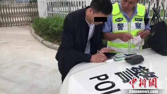 图为:司机接受处罚。台州高速交警供图 图为:司机接受处罚。台州高速交警供图