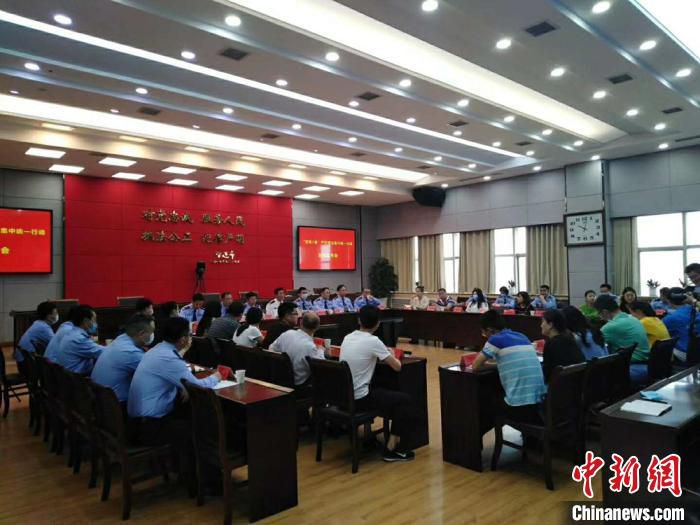 新闻发布会现场。 徐州警方供图 摄 新闻发布会现场。 徐州警方供图 摄