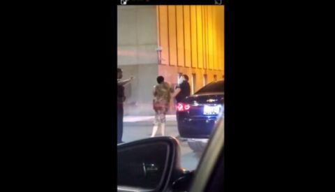 美国警察美国警察再被拍下暴力执法 女子遭重拳击倒在地