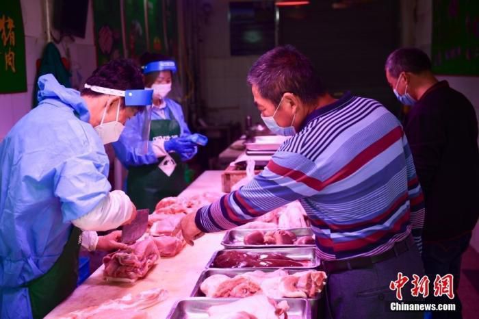 資料圖:上海崇明,居民在廟鎮(zhèn)集貿(mào)市場(chǎng)購(gòu)買豬肉。 中新社記者 田雨昊 攝 資料圖:上海崇明,居民在廟鎮(zhèn)集貿(mào)市場(chǎng)購(gòu)買豬肉。 中新社記者 田雨昊 攝