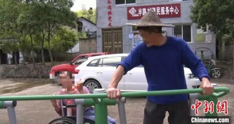 收养脑瘫弃婴21年 浙江一位“爸爸”用不离不弃诠释父爱