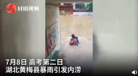 游泳|城管积水中游泳背女孩赴考：“我喝到水你也别管我”女孩鞠躬致谢