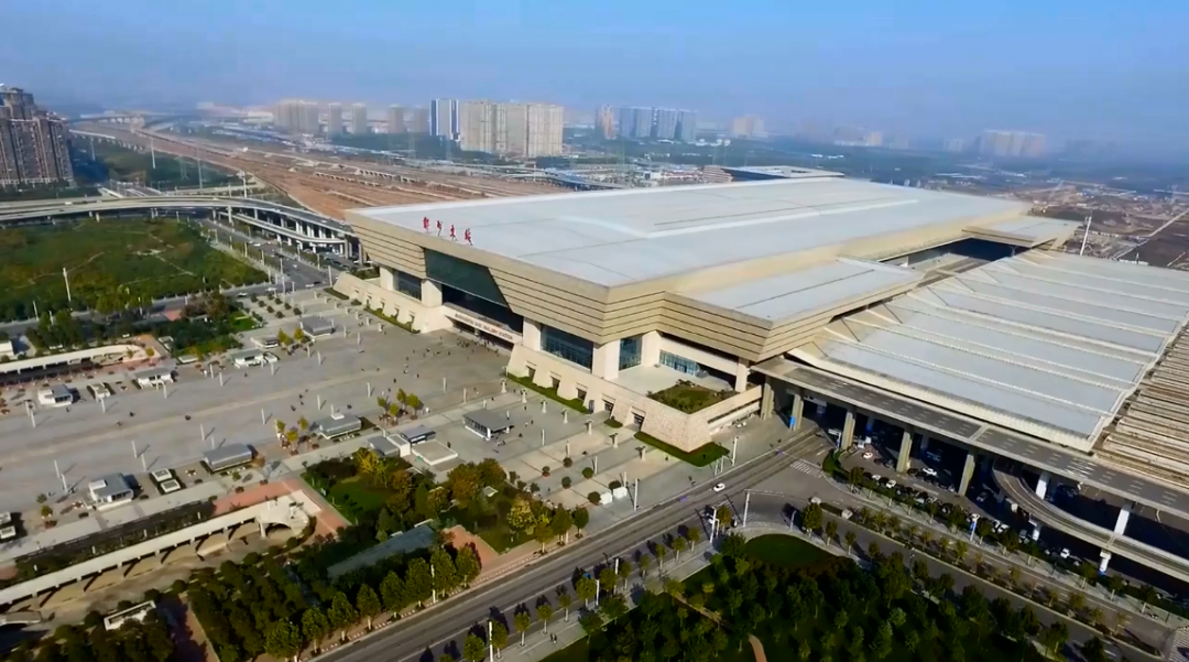 郑州站,郑州北站,郑州东站,郑州南站和郑州西站,如众星拱月围绕主城