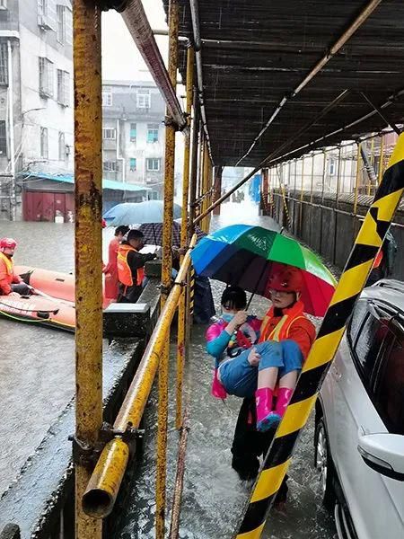 黄建辉|洪水中，那一抹逆流而上的“橙色”身影