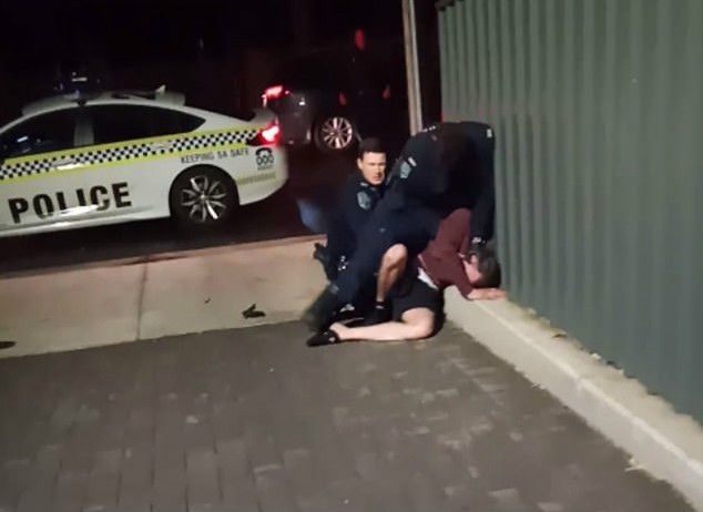 国际社会澳土著男子被3名警察摁地上 反复遭暴打 路人怒了