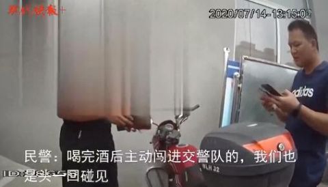 摩托车|男子酒驾报废车闯进交警队，突然感觉哪里不对