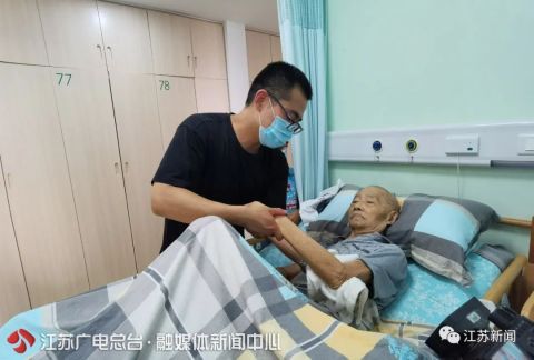 谢晓莉30多年前，父亲没放弃失聪的他！30多年后，他整日守在父亲的病榻前…