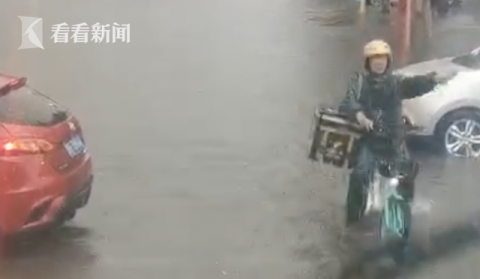 消防车|消防出警后却被堵在路口 多亏外卖小哥前后奔走