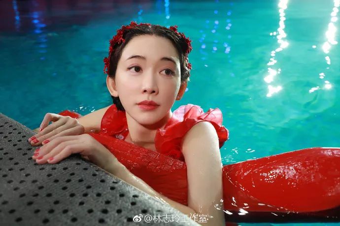 45岁的志玲姐姐,不仅保持着少女的身材,就连皮肤也嫩得仿若"出水芙蓉"