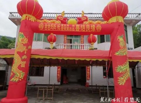 肖珊网课结束时，90后女老师电脑里传来鞭炮声…学生炸锅了