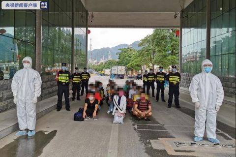 非法入境22名非法入境走私外籍人员结束刑期被遣送出境