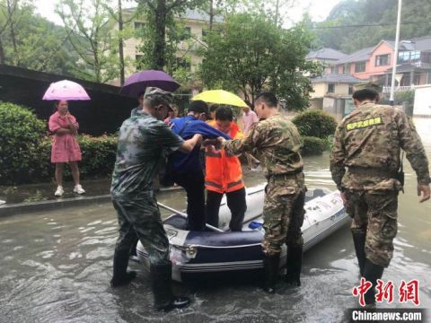 时政|新安江水库首次9孔全开泄洪 下游群众彻夜紧急转移