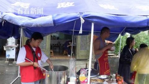 泥石流|突发泥石流大批车辆滞留 热心小伙免费供吃喝
