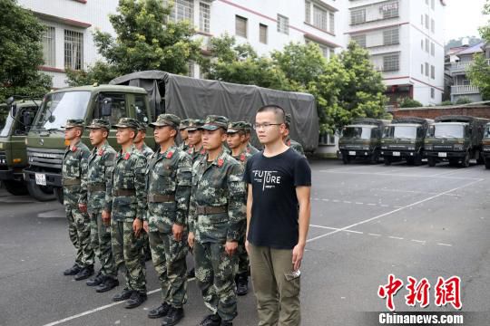 衡东抗洪现场“请战”退伍大学生封有为参与救援。 黄开彬 摄 衡东抗洪现场“请战”退伍大学生封有为参与救援。 黄开彬 摄